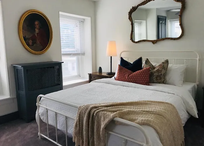 Modern Parisian Apartment In The Heart Of Manayunk